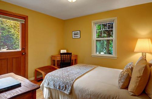 Seattle House | Husky Hideaway - 2 Bed 1 Bath Vacation home in Seattle