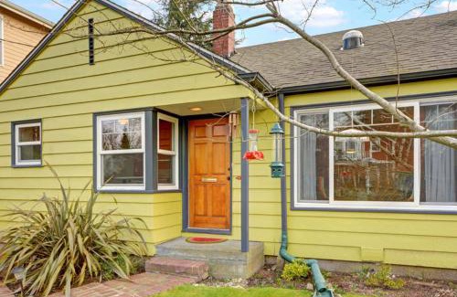 Seattle House | Husky Hideaway - 2 Bed 1 Bath Vacation home in Seattle