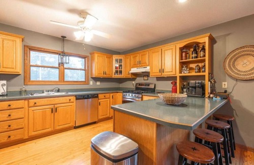 Steelville House | Huzzah Springs- hot tub, barrel sauna & arcade