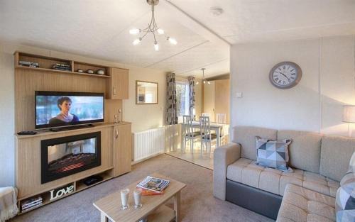 Balminnoch Resort | HV66 - FREE WIFI-3 Bedrooms Indoor Pool Loch Views Fishing Golf Riding Shooting Water Sports 15 Mins Drive To Beaches PASSES NOT INCLUDED Most Activities Will Not Be Available Out Of Season Please Check Before Booking