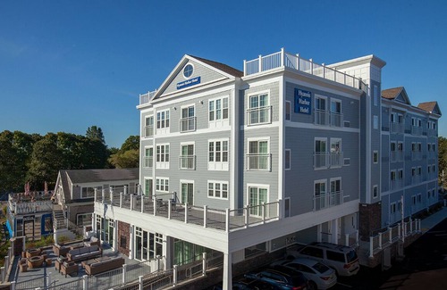 Hyannis Apartment | Hyannis Harbor Hotel - Harborside Tower King Harborfront Suite with Kitchen