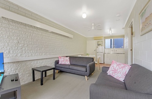 Lakes Entrance Apartment | Hybiscus Waterfront Apartments