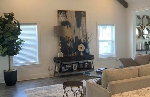 Cave Springs House | Hyde Park Hide Away