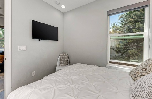 SoHo Apartment | Hyde Park/SoHo Modern Gem