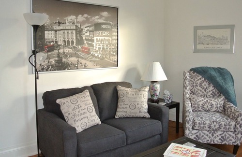 Hyde Park Apartment | Hyde Park Square Apt, 2min walk to dining/shopping, 6mi from dwtn