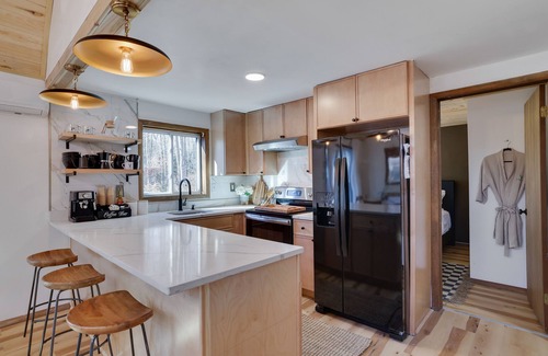 Pocono Lake Ski Chalet | Hydrotherapy jacuzzi-sauna -Pool Lake Sauna Hydro Hot Tub, Romantic Cabin