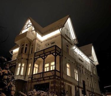 Oberdorla Apartment | HyggeLiving - NEU - Luxus Apartments in schöner Villa - Bergblick - 3 Balkone - 7 Pers - Parken - 100qm