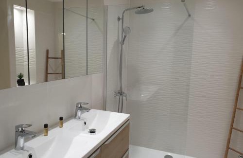 Antibes Old Town Apartment | hyper centre Antibes maison de villes 100m2 ; terrasse 20 m2