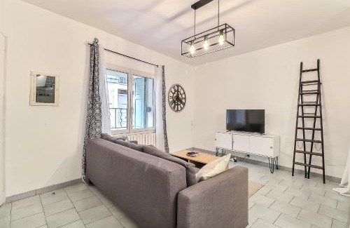 Beaucaire Apartment | Hyper Centre Terrasse Wifi La Pierre d'Histoire