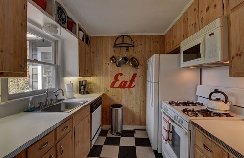 Mirror Lake Cottage | Hypnotic Screened Porch