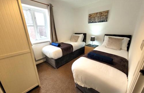 Colchester House | Hythe House - Sleeps 8 - Perfect for families and contractors