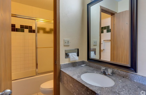Quad Cities Hotel | I-80 Inn & Suites