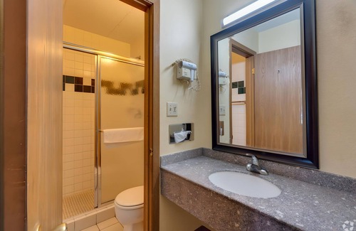 Quad Cities Hotel | I-80 Inn & Suites