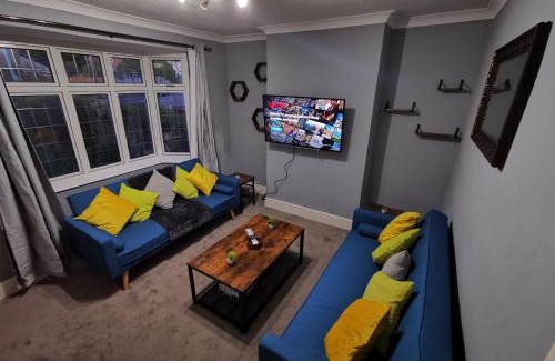 Wolverhampton House | i Amazing 5 Beds Sleeps 5 Workers Or Families by Your Night Inn Group