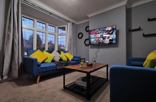 Wolverhampton House | i Amazing 5 Beds Sleeps 5 Workers Or Families by Your Night Inn Group