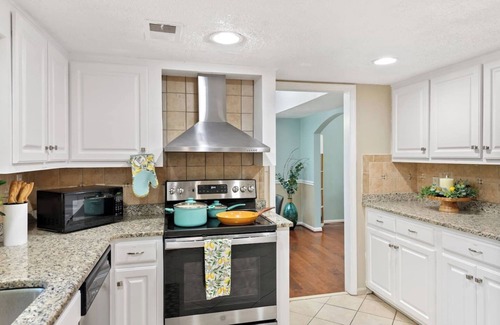North Raleigh House | I Luv June Deal –25% Off 4BR Deck Oasis | Sleeps 9