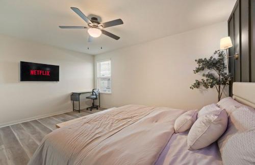 Humble House | IAH 6 Miles Spacious 5 Bedroom Home with 3 King Beds