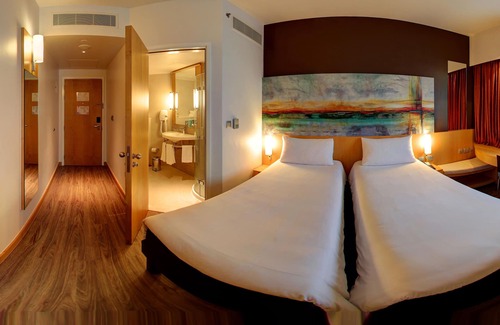 Trade Center Hotel | ibis One Central Hotel
