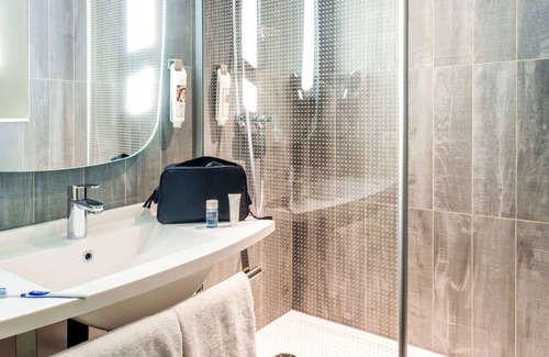 Saint-Vincent-de-Paul Hotel | ibis Paris Gare du Nord la Fayette 10ème