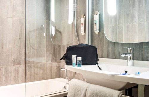Saint-Vincent-de-Paul Hotel | ibis Paris Gare du Nord la Fayette 10ème