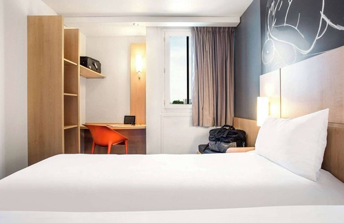 Saint-Denis Hotel | ibis Saint-Denis Stade Ouest