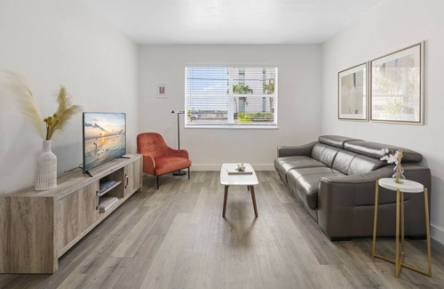 Northeast Miami Apartment | Ibyza Villas Water View