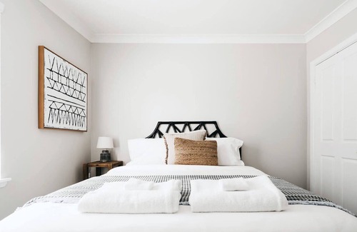Orange East House | Icely Cottage | Close to Town Centre