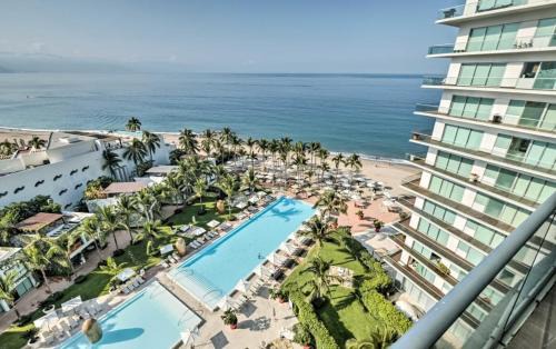 Marina Vallarta Apartment | Icon Vallarta- PH rooftop with Jacuzzi!