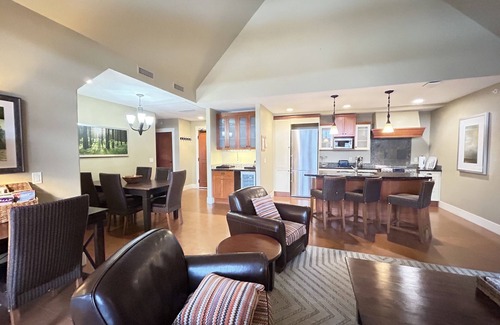 Cougar Creek Apartment | Iconic 900sq penthouse 1BD/1BTH MT view pool/tub