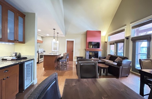 Cougar Creek Apartment | Iconic 900sq penthouse 1BD/1BTH MT view pool/tub