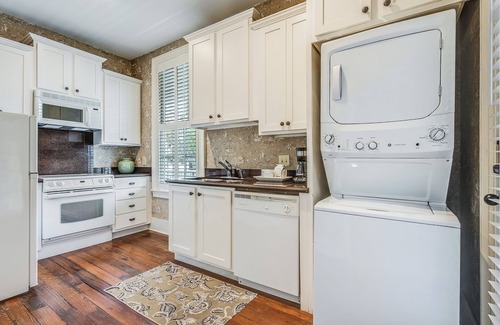 Old West Broad Neighborhood Apartment | Iconic Bird Baldwin House Parlor W/Parking + Pet-friendly By Lucky Savannah