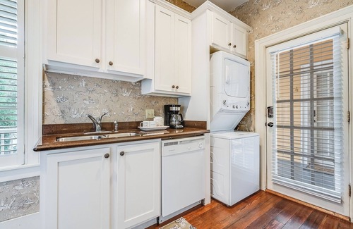 Old West Broad Neighborhood Apartment | Iconic Bird Baldwin House Parlor W/Parking + Pet-friendly By Lucky Savannah