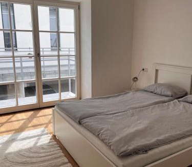Klosterneuburg Apartment | Iconic Central Historic 3BR - Balcony, WIFI & Netflix