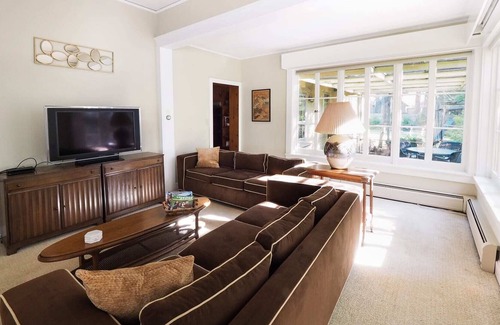 Stockbridge House | Iconic Historical Downtown Stockbridge, Sleeps 15