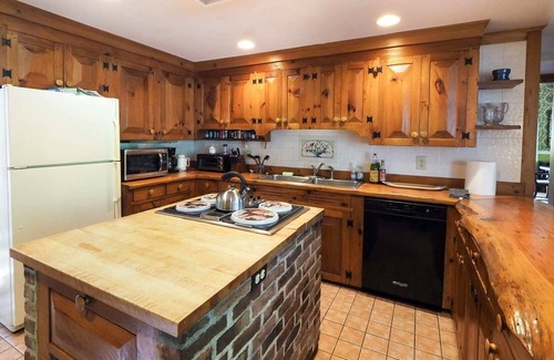 Stockbridge House | Iconic Historical Downtown Stockbridge, Sleeps 15