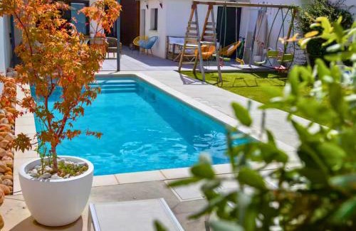 Sorgues Villa | Idéal Amis & Groupes - 10min Avignon - 5min Gare - Grand jardin clos - Parking gratuit - Au calme - Maison haut de gamme - Entièrement climatisée - "Chacun son espace"