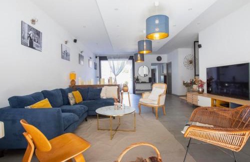 Sorgues Villa | Idéal Amis & Groupes - 10min Avignon - 5min Gare - Grand jardin clos - Parking gratuit - Au calme - Maison haut de gamme - Entièrement climatisée - "Chacun son espace"
