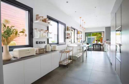 Sorgues Villa | Idéal Amis & Groupes - 10min Avignon - 5min Gare - Grand jardin clos - Parking gratuit - Au calme - Maison haut de gamme - Entièrement climatisée - "Chacun son espace"