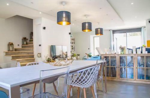 Sorgues Villa | Idéal Amis & Groupes - 10min Avignon - 5min Gare - Grand jardin clos - Parking gratuit - Au calme - Maison haut de gamme - Entièrement climatisée - "Chacun son espace"