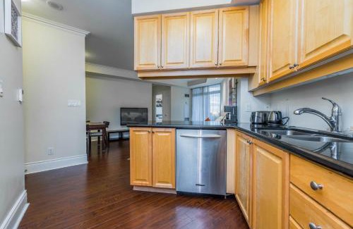 Downtown Mississauga Apartment | Ideal 2BR & 2 BTH - Near SQ1 Mall