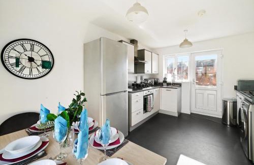 Wolverhampton House | Ideal 3 bed House in Wolverhampton - Parking