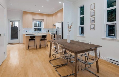 Marpole House | Ideal 3-Bedroom Home - Marine Gateway