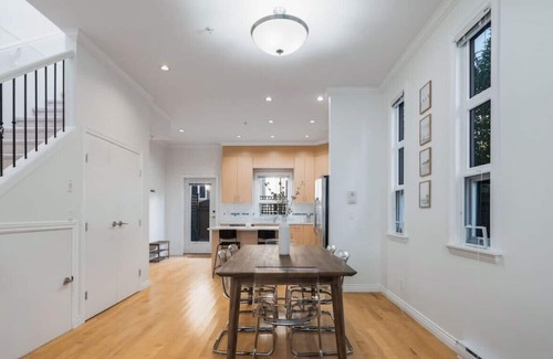 Marpole House | Ideal 3-Bedroom Home - Marine Gateway