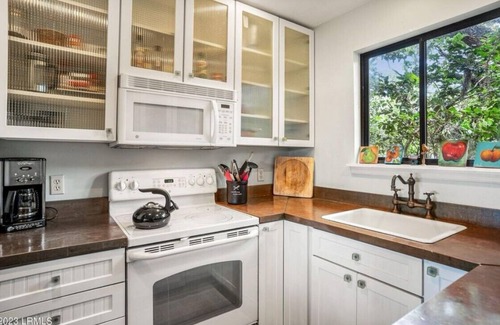 Dale House | Ideal beach getaway. House with large yard, oceanfront. (formerly named Lily)