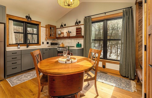 Carbondale Cabin | Ideal Couple's Wooded Retreat near Giant City Park