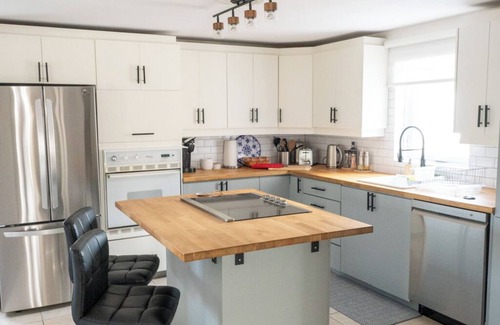Desjardins House | Ideal for 1 or 2 families 3min to the ferry Well-equipped house Parking + Garden