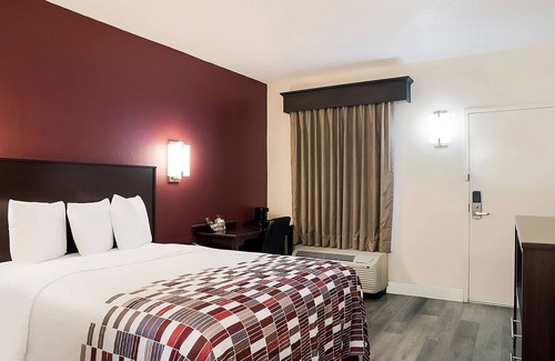 Tupelo Hotel | Ideal for Budget Travelers! Parking, Breakfast, Close to Cadence Arena!