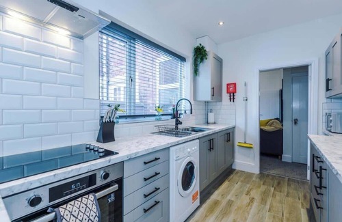Crewe House | Ideal for contractors & long term stays, sleeps 8!