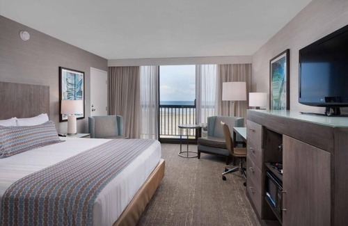 Newport Hotel | Ideal for Couple Beach Getaway! Ocean Front Unit | Free Parking