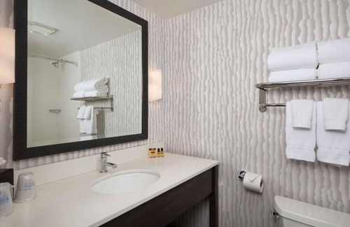 Newport Hotel | Ideal for Couple Beach Getaway! Ocean Front Unit | Free Parking